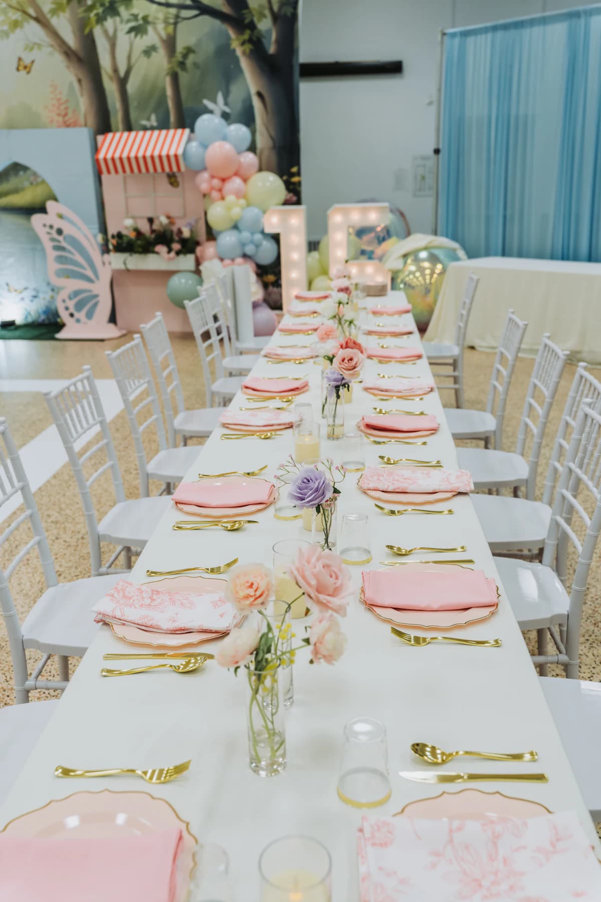 Mesa decorada en tonos rosa