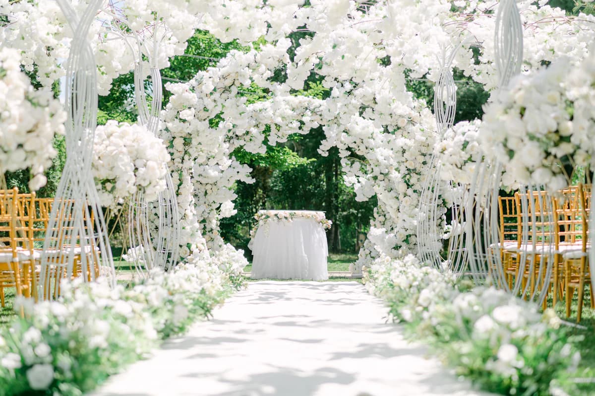 Arco de flores blancas en el jardín